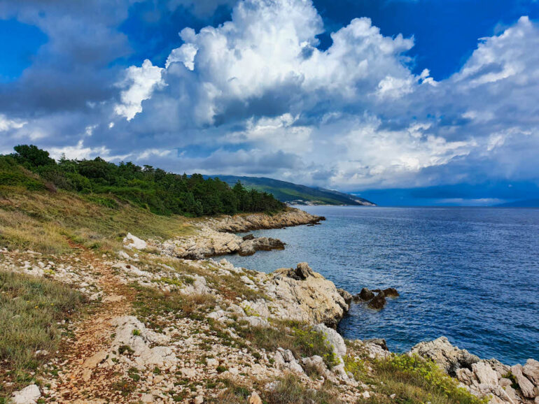 The trail along the sea at Prtlog