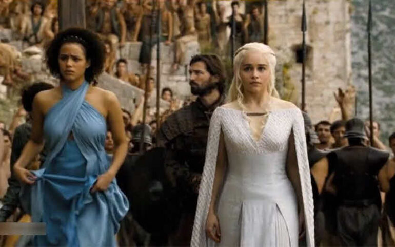 Khaleesi walking in Meereen city