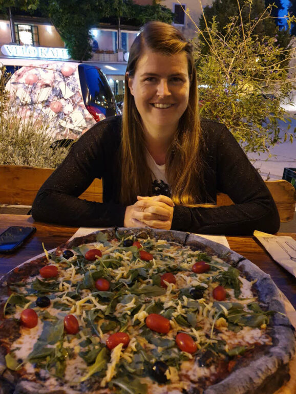 Elke and a black pizza Carbon 1921